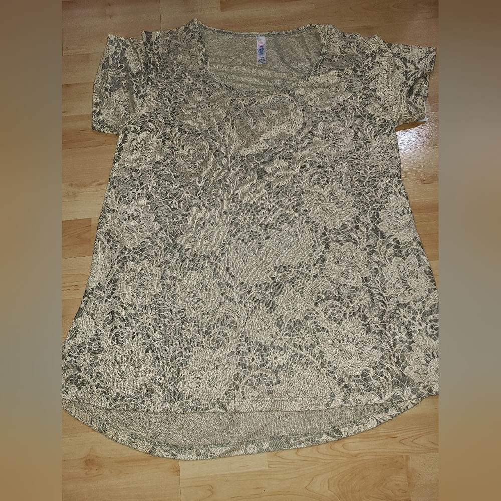 NWT LuLaRoe classic tee size M